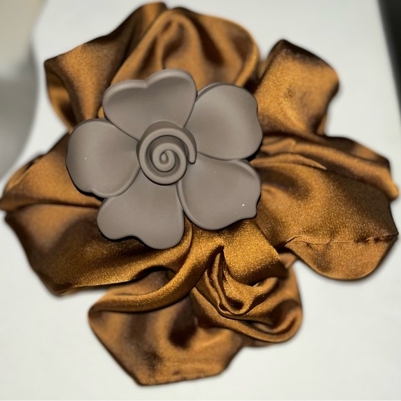 Satin Jumbo Scrunchie Cute Flower Embossed Hair Clip, Hair Accessory Set NWOT - Picture 9 of 9